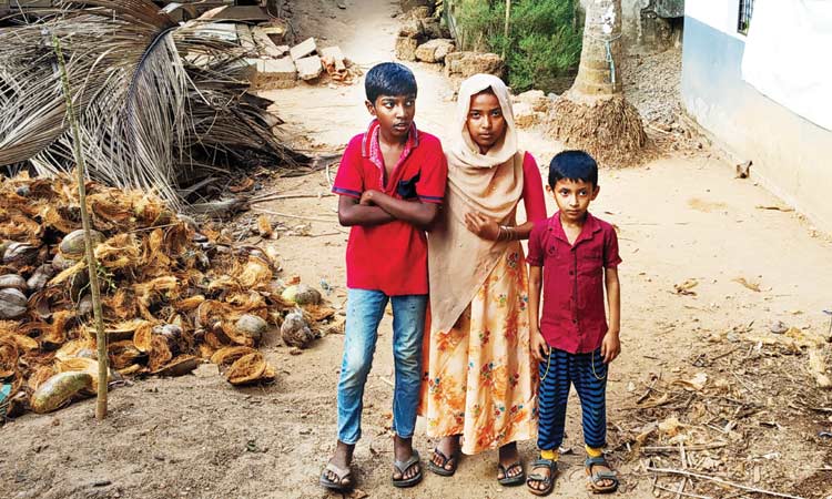 സ്കൂ​ളി​ലെ​ത്താ​ൻ വ​ഴി​യി​ല്ല; പേ​രു​വെ​ട്ട​ൽ ഭീ​ഷ​ണി​യി​ൽ മൂ​ന്നു കു​രു​ന്നു​ക​ൾ