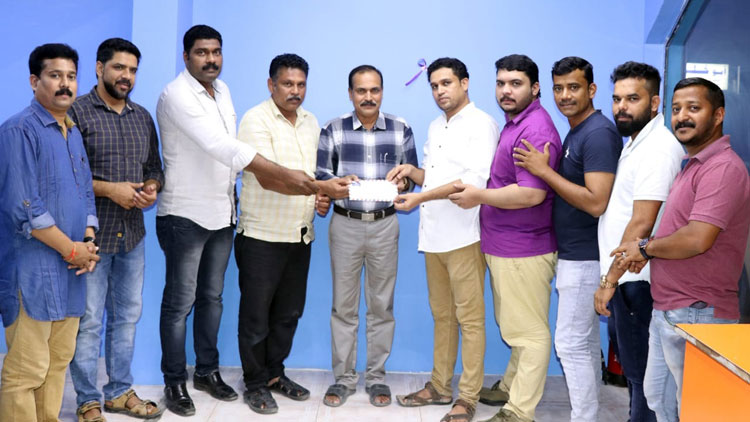 ഫു​ട്​​ബാ​ൾ ടൂ​ർ​ണ​മെൻറി​ലെ ലാ​ഭ​വി​ഹി​തം ദു​രി​താ​ശ്വാ​സ നി​ധി​യി​ലേ​ക്ക്​ ന​ൽ​കി