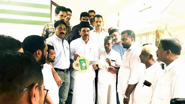 കു​വൈ​ത്ത് കെ.​എം.​സി.​സി ബൈ​ത്തു​റ​ഹ്മ സ​മ​ർ​പ്പി​ച്ചു