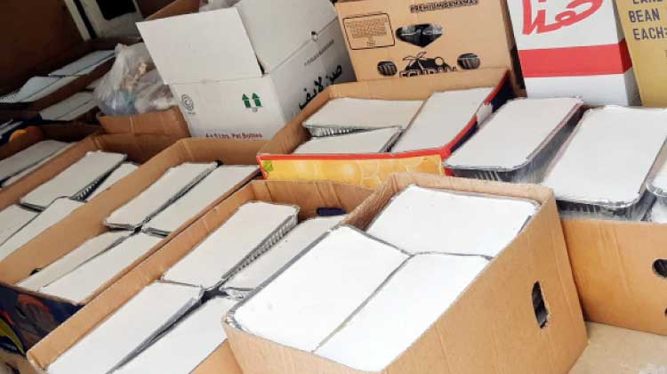 പാ​കം ചെ​യ്​​ത ഭ​ക്ഷ്യ​വി​ഭ​വ​ങ്ങ​ൾ വി​ത​ര​ണം ചെ​യ്​​ത്​ കോ​ഴി​ക്കോ​ട്​ സി​റ്റി​ കെ.​എം.​സി.​സി