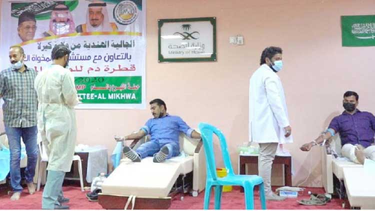 കെ.​എം.​സി.​സി പ്ര​വ​ർ​ത്ത​ക​ർ ര​ക്ത​ദാ​നം ന​ട​ത്തി