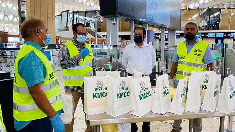 മെഡിക്കൽ സേഫ്​റ്റി കിറ്റ്​ വിതരണം ചെയ്​ത്​ കെ.എം.സി.സി