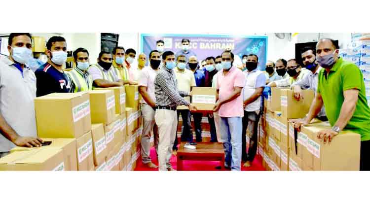 കെ.​എം.​സി.​സി കോ​വി​ഡ് സ​പ്പോ​ർ​ട്ട്​ ടീ​മി​ന് ഭ​ക്ഷ​ണ​ക്കി​റ്റു​ക​ൾ കൈ​മാ​റി 