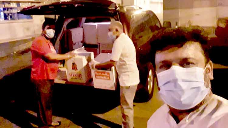 മ​​ത്ര​​ക്കാ​​ർ​​ക്കു​ തു​​ണ​​യാ​​യി  കെ.​​എം.​​സി.​​സി പ്ര​​വ​​ർ​​ത്ത​​ക​​ർ