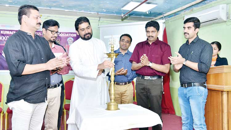 കു​ട്ടി​ക​ൾ​ക്കും മാ​താ​പി​താ​ക്ക​ൾ​ക്കു​മാ​യി ക്ലാ​സും സെ​മി​നാ​റും