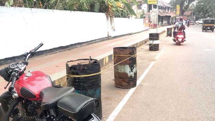 സോറി, റോഡ്​ പൊലീസ്​ കസ്​റ്റഡിയിലാണ്​