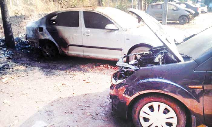 നി​ർ​ത്തി​യി​ട്ട കാ​റു​ക​ൾ ക​ത്തി​ന​ശി​ച്ചു