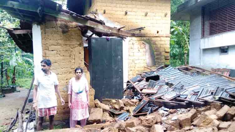 ഇ​രി​ട്ടി മേ​ഖ​ല​യി​ല്‍ ക​ന​ത്ത​മ​ഴ; തി​ല്ല​ങ്കേ​രി​യി​ല്‍ വീ​ട് ത​ക​ര്‍ന്നു