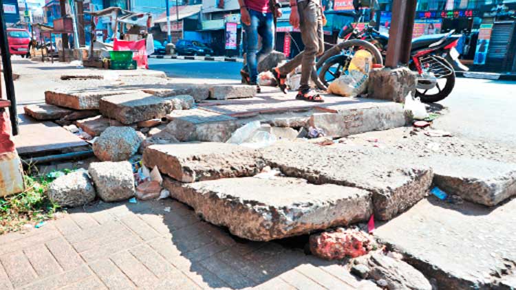 സൂക്ഷിച്ച്​ നടക്കണം;  നട‘പ്പാര’കളാണ്​ ചുറ്റും
