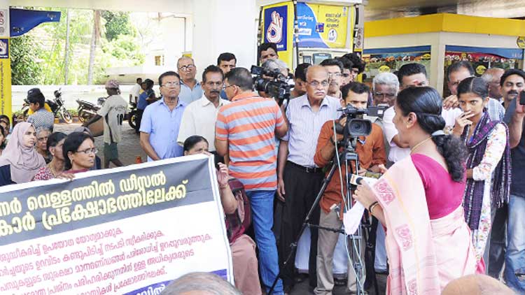 കിണറുകളിൽ ഡീസൽ; പ്രതിഷേധവുമായി വീട്ടുകാർ