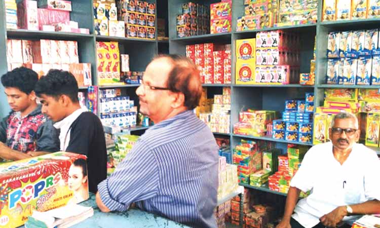 തെരഞ്ഞെടുപ്പ് ചൂടിൽ  വിയർത്ത് പടക്കവിപണി