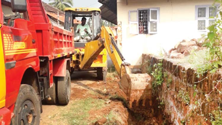 സിറ്റി-തായത്തെരു റോഡിൽ ഓവുചാൽ നിർമാണം പുനരാരംഭിച്ചു