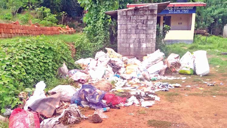 മാ​ലി​ന്യം നി​ക്ഷേ​പി​ക്ക​രു​തെ​ന്ന ബോ​ർ​ഡിനുകീഴിൽ പ​ഞ്ചാ​യ​ത്ത് വ​ക മാ​ലി​ന്യം ത​ള്ളി