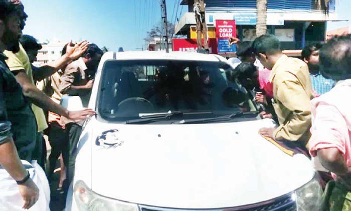 കാറിനുള്ളിൽ കുടുങ്ങിയ കുട്ടിയെ രക്ഷപ്പെടുത്തി