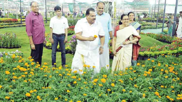 കണ്ണൂർ പുഷ്​പോത്സവത്തിന്​ വർണാഭമായ തുടക്കം