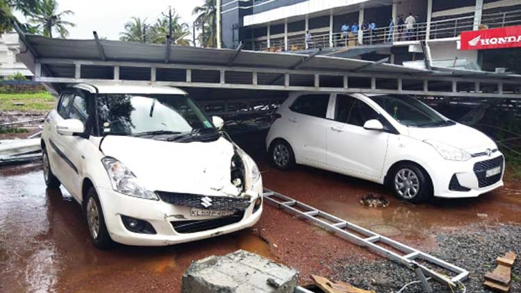 മ​ഴ​യും ചു​ഴ​ലി​ക്കാ​റ്റും;  ത​ളി​പ്പ​റ​മ്പി​ൽ വ്യാ​പ​ക​നാ​ശം