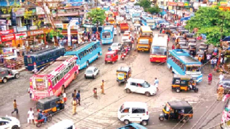 പാലം ജങ്ഷ​ൻ വീതികൂട്ടൽ ഗതാഗതക്കുരുക്കഴിയാതെ ഇരിട്ടി