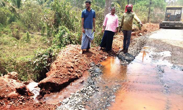 ഉരുവച്ചാലിൽ രണ്ടിടത്ത് പൈപ്പ് പൊട്ടി കുടിവെള്ളം പാഴായി