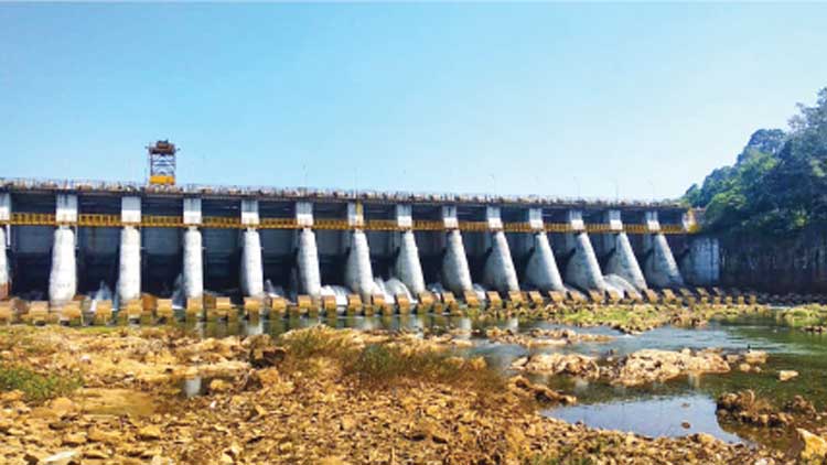 കോടികള്‍ ചെലവിട്ട് നവീകരിച്ച പഴശ്ശി ഷട്ടറുകളില്‍ വീണ്ടും ചോര്‍ച്ച