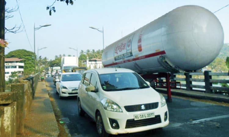 മാഹിപ്പാലത്തിൽ ഗ്യാസ് ടാങ്കറും ലോറിയും കൂട്ടിയിടിച്ചു; അഞ്ചരമണിക്കൂർ ഗതാഗതക്കുരുക്ക്