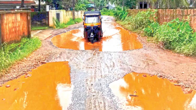 റോഡുകളിൽ വഴിമുടക്കി വെള്ളക്കെട്ട്​