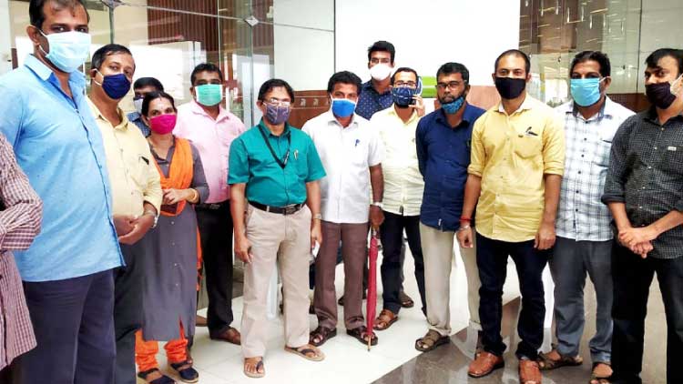 മാസ്ക്​പോലും നൽകുന്നില്ല; വിമാനത്താവളത്തിൽ കോവിഡ് ഡ്യൂട്ടിക്കെത്തിയവർ വിഷമത്തിൽ