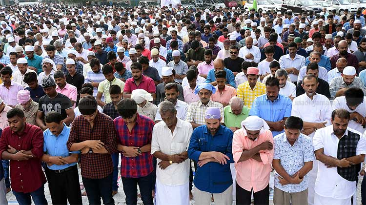 ചെറിയ പെരുന്നാൾ ആഘോഷിച്ച്​ വിശ്വാസികൾ