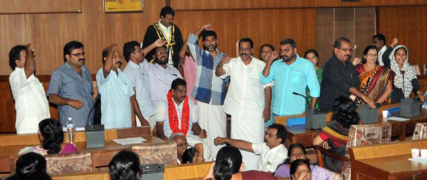 കൊച്ചി കോര്‍പറേഷന്‍ സമരം ഒത്തുതീര്‍പ്പായി; ജുഡീഷ്യല്‍ അന്വേഷണമില്ല