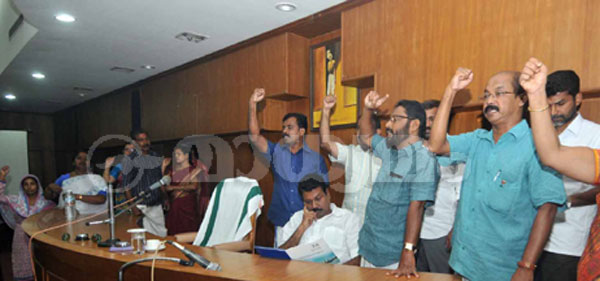 കൊച്ചി മേയറെ 11 മണിക്കൂര്‍ ബന്ദിയാക്കി