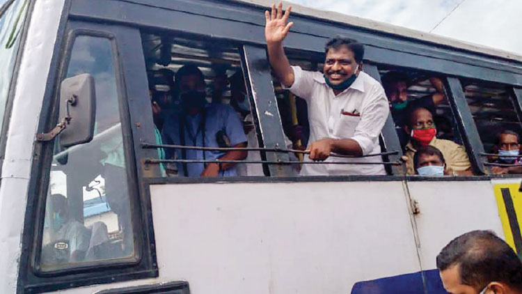 കോവിഡ് പ്രോ​ട്ടോകോൾ ലംഘിച്ച്​ കൊടിക്കുന്നിൽ