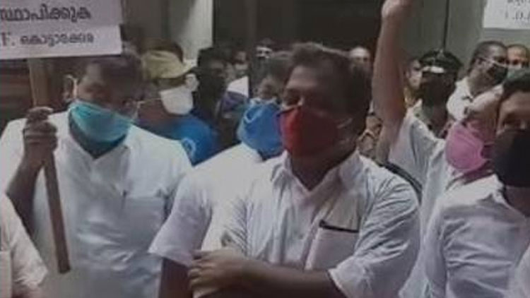 ബിവ്​റേജസിന്​ മുന്നിൽ പ്രതിഷേധം; കൊടിക്കുന്നിൽ സുരേഷ് അറസ്​റ്റിൽ