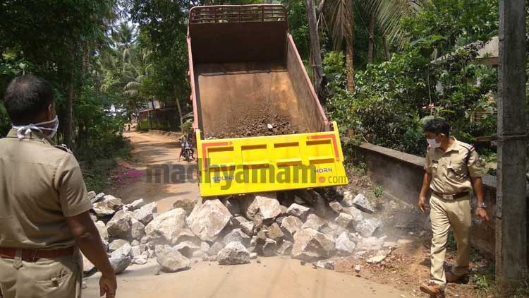 ‘കർണാടക മോഡൽ’ കേരളത്തിലും; കോഴിക്കോട് മുക്കത്ത് അതിർത്തി റോഡുകൾ പൊലീസ് കല്ലിട്ട് അടച്ചു