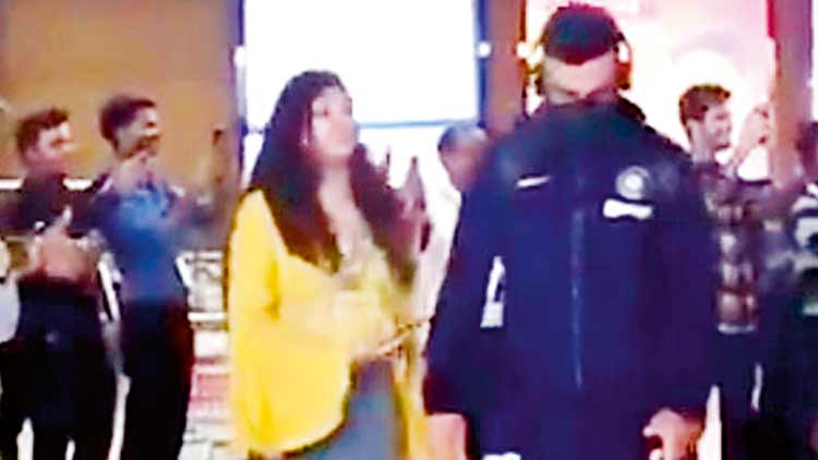 കോ​വി​ഡ്​ ഇം​പാ​ക്​​ട്​: ആ​രാ​ധി​ക​യെ ‘പി​ണ​ക്കി’​ കോ​ഹ്​​ലി