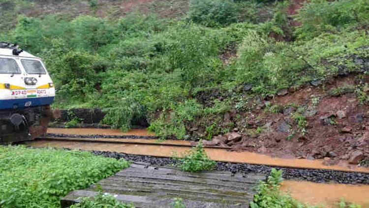 കൊങ്കൺ പാതയിൽ വീണ്ടും മണ്ണിടിഞ്ഞു; തിങ്കളാഴ്ച വരെ ട്രെയിൻ സർവിസില്ല