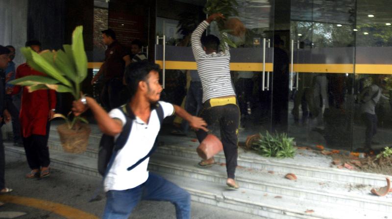 രോഗി മരിച്ചു; കൊൽക്കത്തയിൽ ആശുപത്രി തകർത്തു