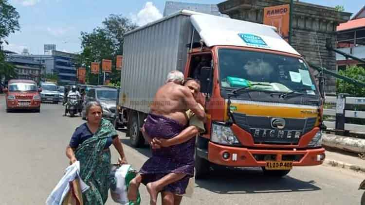 പൊലീസിെൻറ കാർക്കശ്യം; രോഗിയായ പിതാവിനെ മകന്​ ചുമക്കേണ്ടിവന്നത് കാൽ കിലോമീറ്റർ