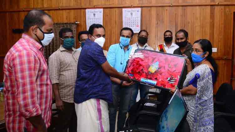 കലക്ടര്‍ ഇടപെട്ടു, 40 നിര്‍ധന വിദ്യാര്‍ഥികള്‍ക്ക് ടെലിവിഷൻ 