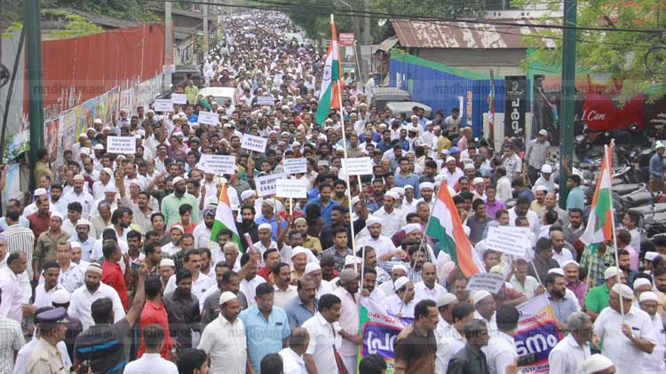 പ്രതിഷേധ ജ്വാലകൾ ആളിപ്പടരുന്നു