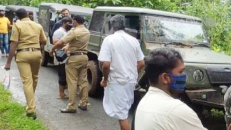 മലയോര മേഖലയിലേക്ക് സഞ്ചാരികളെത്തുന്നു; യുവാക്കളുടെ ഓഫ്റോഡ് ഡ്രൈവ് തടഞ്ഞു
