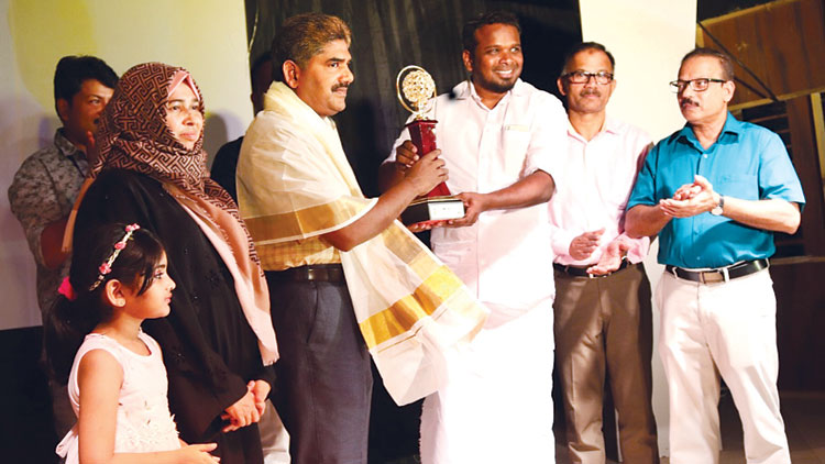 ‘കൂ​ട്ടം ബു​റൈ​മി’ അ​വാ​ർ​ഡു​ക​ൾ വി​ത​ര​ണം ചെ​യ്​​തു