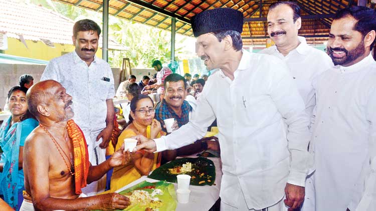 പതിവ് തെറ്റിക്കാതെ സാദിഖലി തങ്ങൾ; സ്നേഹമൂട്ടി കോട്ടപ്പടി ശിവക്ഷേത്രം