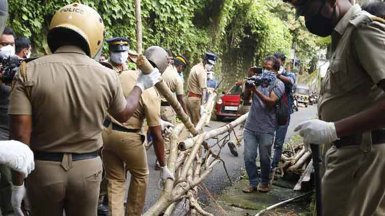 കോവിഡ് ബാധിച്ച് മരിച്ച വയോധികെൻറ മൃതദേഹം മുട്ടമ്പലത്ത് തന്നെ സംസ്കരിച്ചു കോവിഡ് ബാധിച്ച് മരിച്ച വയോധികെൻറ മൃതദേഹം മുട്ടമ്പലത്ത് തന്നെ സംസ്കരിച്ചു