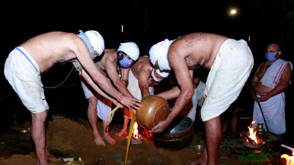 കൊട്ടിയൂർ ഉത്സവത്തിന്​ തിരിതെളിഞ്ഞു: ഭ​ണ്ഡാ​ര എ​ഴു​ന്ന​ള്ള​ത്ത് ഇന്ന്​ 