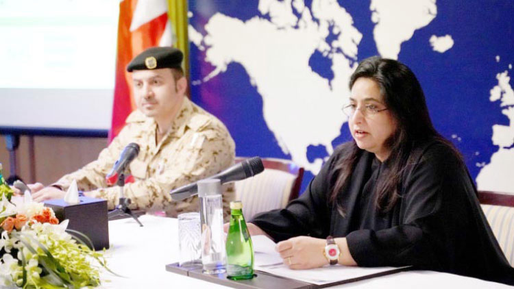 മു​ൻ​ക​രു​ത​ലു​ക​ളെ​ക്കു​റി​ച്ച്​ വി​ദേ​ശ പ്ര​തി​നി​ധി​ക​ളെ ധ​രി​പ്പി​ച്ചു