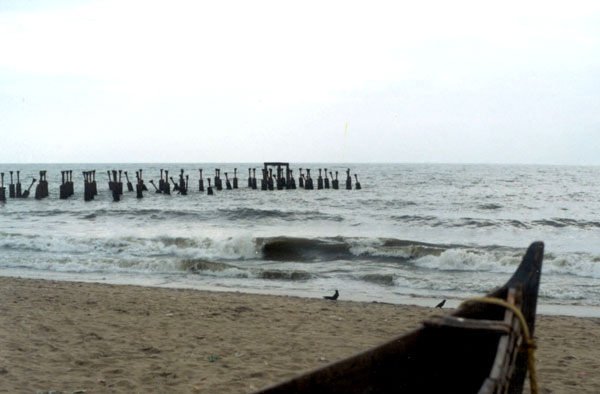 സൂപ്പര്‍മൂണ്‍ പ്രതിഭാസം: കേരള തീരത്ത് തിരമാലകള്‍ ഉയര്‍ന്നു