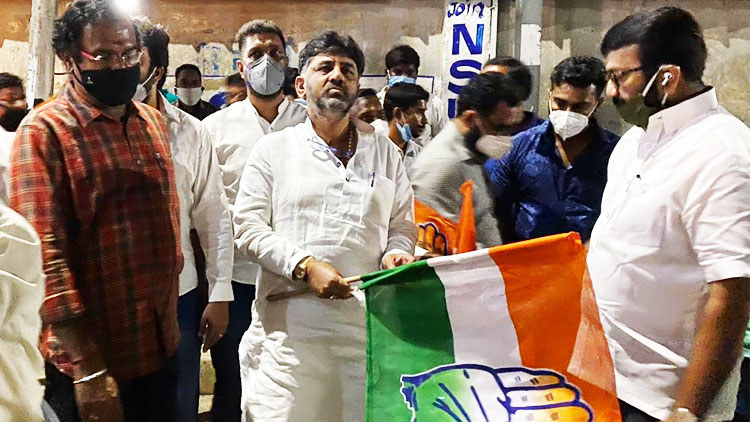 കർണാടക കോൺഗ്രസ് ഏർപ്പെടുത്തിയ ആദ്യ ബസ് കേരളത്തിലേക്ക്​  പുറപ്പെട്ടു