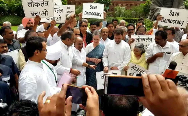 കർണാടക, ഗോവ പ്രതിസന്ധി: പ്രതിഷേധത്തിൽ പ​​ങ്കെടുത്ത്​ സോണിയയും രാഹുലും