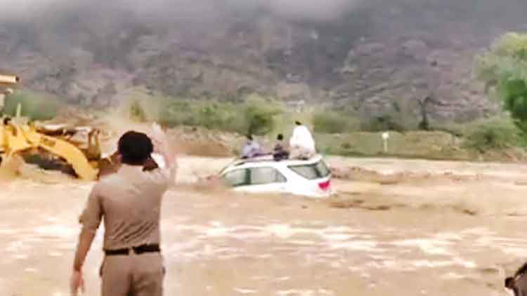 അൽബാഹ മേഖലയിൽ കനത്തമഴ  വെ​ള്ള​ക്കെ​ട്ടി​ൽ  കു​ടു​ങ്ങി​യ വാ​ഹ​നം  പു​റ​ത്തെ​ത്തി​ച്ചു