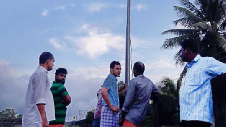പടന്നക്കാട് മേൽപാലം: തെരുവ്​ വിളക്കുകൾക്കായി തൂണുകൾ സ്ഥാപിച്ചു തുടങ്ങി