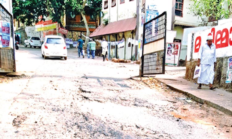 കാസർകോട് ജനറൽ ആശുപത്രിയിലേക്ക് നടുവൊടിക്കും റോഡ്